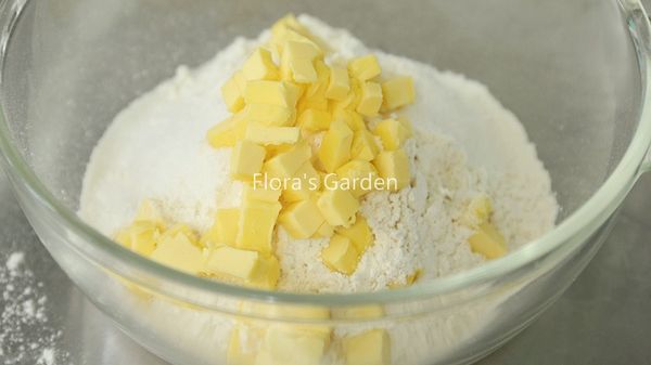 製作[塔皮]：低粉過篩，續加糖、鹽、奶油丁(冬天事先放室溫、夏天不用)、加水拌勻~