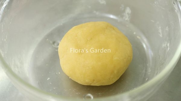 捏成糰即可不要揉，放冷藏一小時。