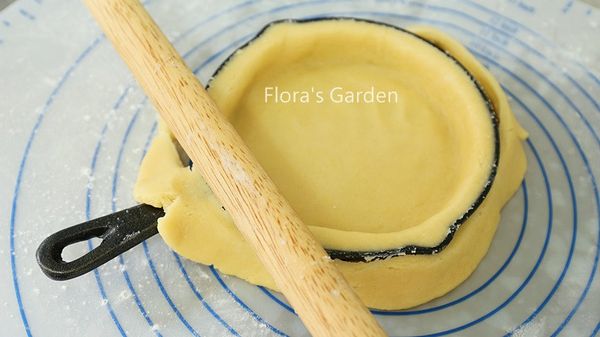 取出、擀開厚度約0.5，將塔皮放在小鑄鐵鍋上、用擀麵棍擀過，讓麵皮自然脫落。