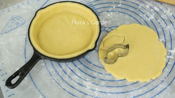 脫落的麵皮、弄成糰再次擀開，用鬍鬚的餅乾模壓出小餅乾