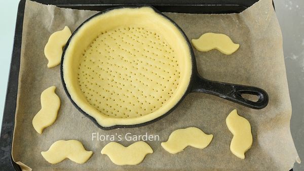 塔皮底部用叉子搓洞以防烘烤時膨起，連同鬍鬚餅乾一起，烤箱預熱180度烤約20分鐘(烤成金黃色，各家烤箱或有不同，斟酌調整時間。)