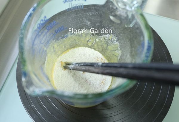 製作[檸檬醬]：蛋黃加糖拌勻，篩入低粉、拌勻~簡稱"A"，