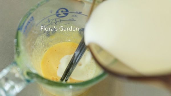 鮮奶在一旁加熱到即將冒泡泡熄火、倒入少許到A攪拌均勻、