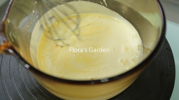 倒回鮮奶鍋中拌勻，開小火煮，過程不斷攪拌至濃稠離火。