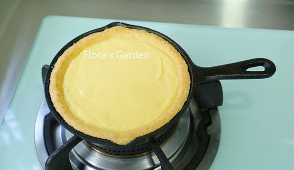 檸檬醬降溫後倒入塔模中