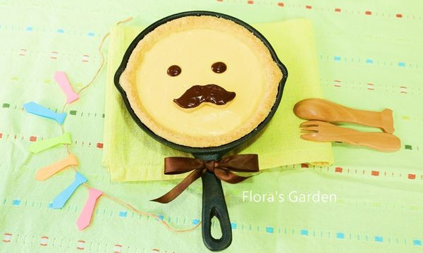 將一個鬍鬚餅乾塗上融化的巧克力，放檸檬醬上，再用巧克力畫眼睛~完成