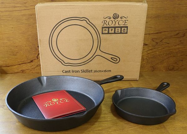 鑄鐵鍋沒有塗層、導熱保溫效果好，而且耐用，一把鑄鐵鍋正常使用百年沒問題；momo這二把特價不到千元真划算啊！小的做荷蘭寶貝也很適合，父親節要到了先試做父親節檸檬塔，下次來做荷蘭寶貝:D