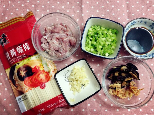 將蝦米洗淨及香菇泡軟切絲備用。肉絲用太白粉及胡椒稍微抓醃（不抓醃也可以唷）