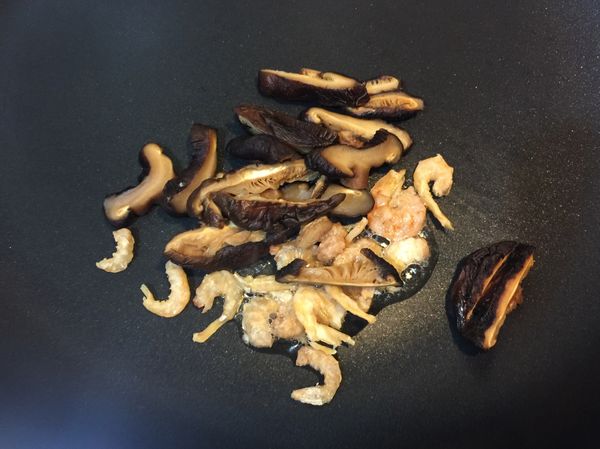 起一鍋水將雞蛋麵煮熟撈起備用。
同時起一油鍋爆香蝦米及香菇。