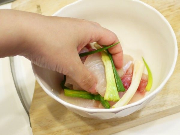 鯛魚片切斜片，用[醃魚料]抓醃備用