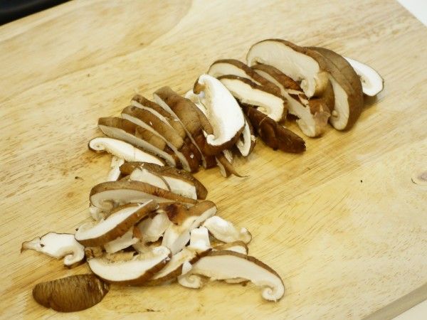趁醃魚的時間，香菇切片備用