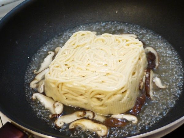 水滾後放入桂冠輕鬆生活奶油培根焗麵後，蓋上鍋蓋煮滾後即可盛盤