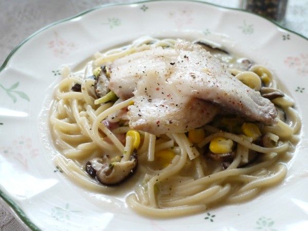 隨後放上煎好的雕魚片，在灑上一些現磨胡椒粉，即可上桌