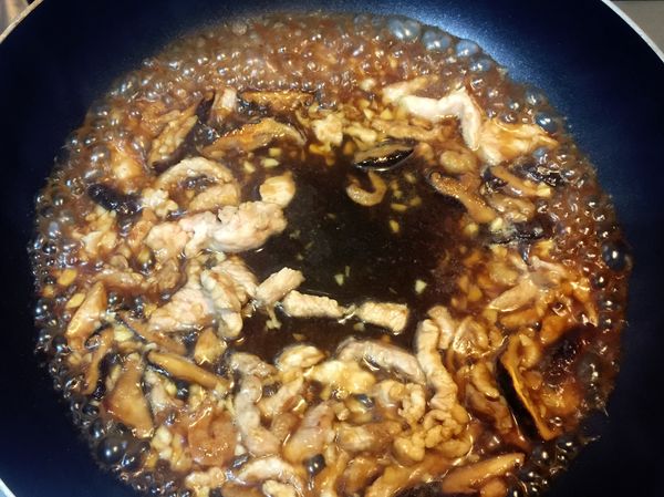 略微炒香後，加入肉絲及蒜末。
拌炒約一分鐘後加入醬油及水。