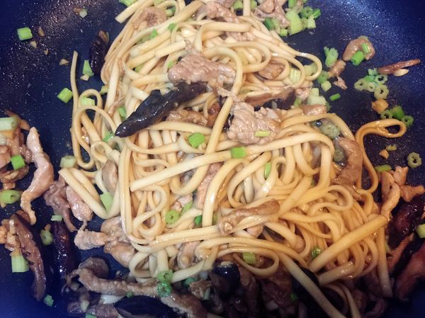 再將煮熟的麵拌入鍋中，最後加入芹菜末點點香油，拌勻後即可起鍋囉！