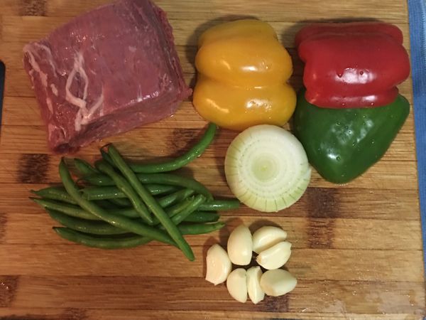 牛肉略沖水後擦乾，其他蔬果洗淨，甜椒去籽備用。蒜頭切片。