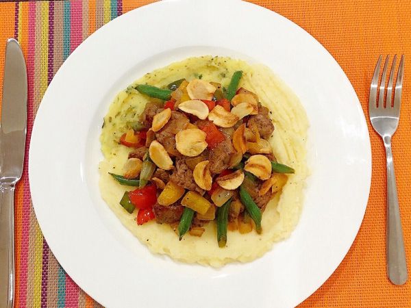 地瓜泥在這道菜裡的角色是甜度的來源，想省麻煩的話也可以單純只用馬玲薯泥喔！！
菲力肉質柔軟只要不要過度烹煮就不會是硬梆梆的。也可以用無骨肋排替代，但是就不要切小塊煎，而是整塊煎上色後閒置休息一下後再切塊。回鍋與蔬菜拌炒時也要快！