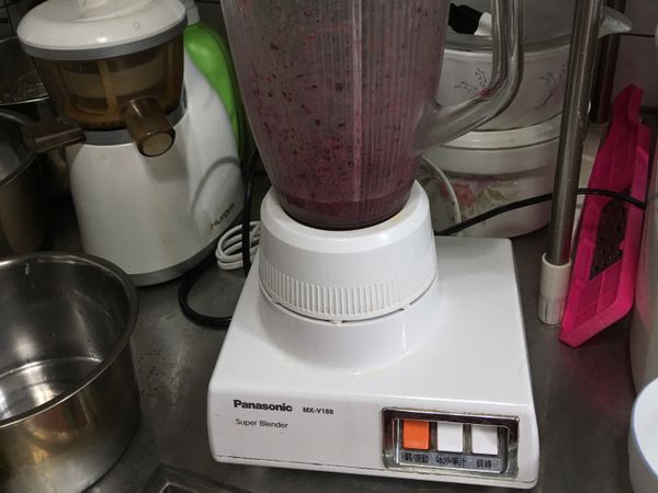 手工壓扁藍莓太累，藍莓加檸檬汁後，直接倒入果汁機，慢速打碎約10秒