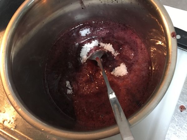 倒入鍋子，加入砂糖9匙，小火熬煮三分鐘，一邊攪拌唷！避免鍋巴