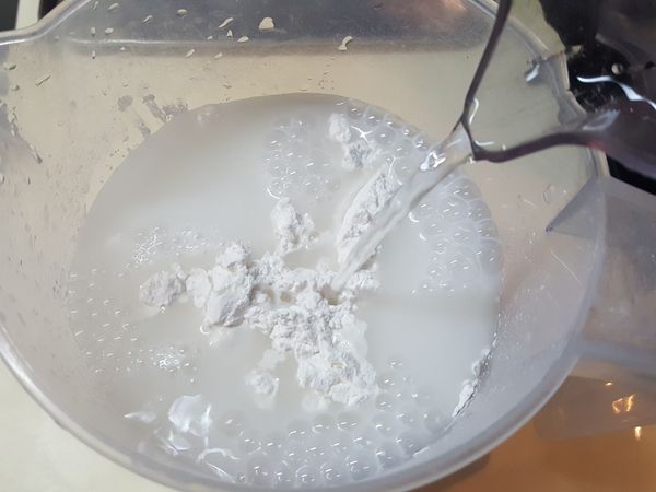先加入冷開水攪拌成粉漿，順滑沒有粉粒。