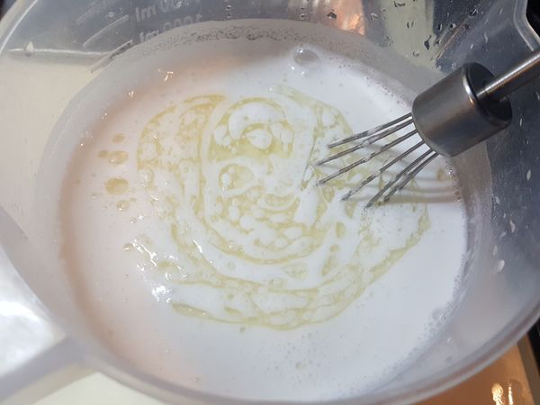 再加入熱水攪拌成半生熟粉漿。