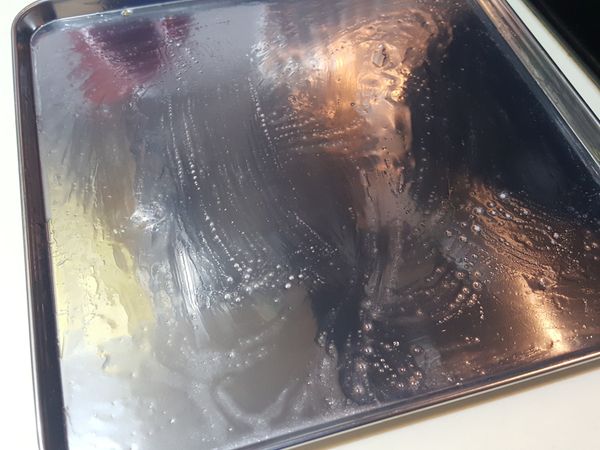 8"x 8" 蒸盆上，掃上薄薄一層油。