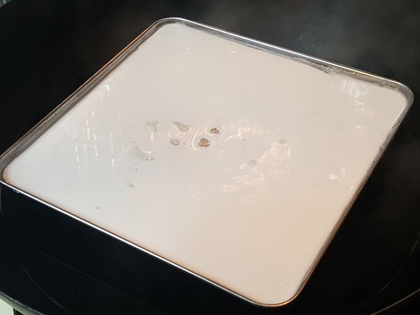 將少量(約1湯杓)粉漿倒進蒸盆上。