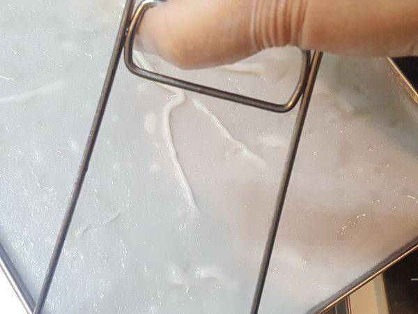 蒸3分鐘，將蒸盆取出，放涼一點。