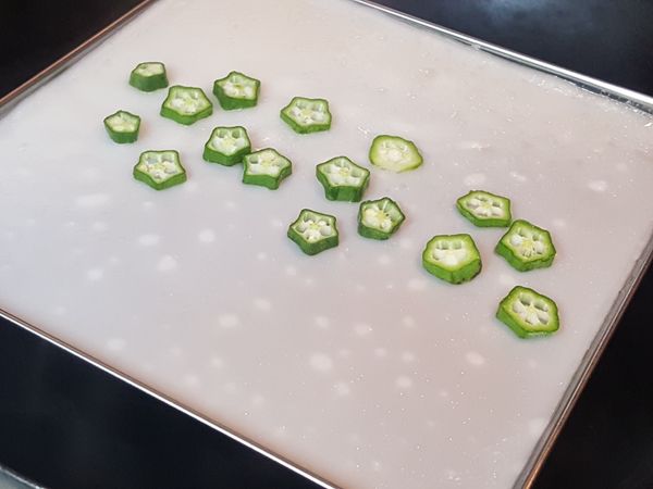 秋葵腸粉做法: 先按1-5步驟做法。 蒸1分鐘後，灑上秋葵片。