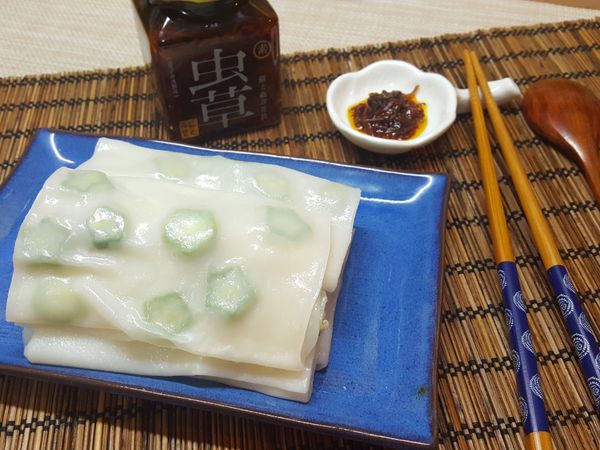 用蛋糕刮刀，在盆邊位開始摺起成長條形腸粉狀即可。