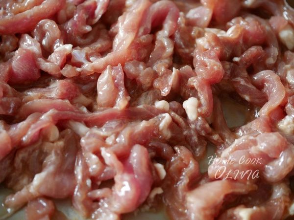 醃料依序加入與肉絲拌勻。青椒去蒂頭、皮膜和籽，切絲備用。