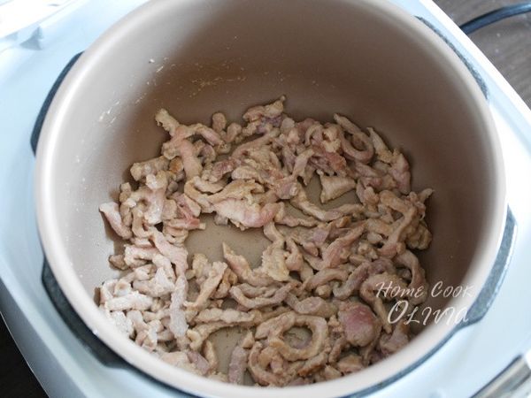 熱鍋後，肉絲、薑末和蒜末下鍋拌炒至熟。