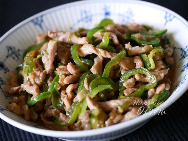 青椒和醬油膏下鍋拌炒約一分鐘，試吃調味後盛起備用。