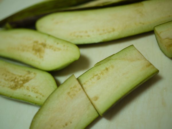 洗淨後，對切，再切段。