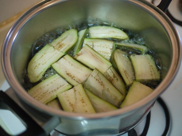 川燙茄子，讓有顏色的切面朝下，中小火即可，加蓋子後可快速悶煮約2~3分鐘，看個人口感。 (註：請看小撇步)
