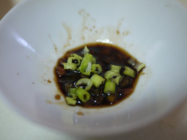 茄子加蓋後，可以準備淋醬，先將蒜頭切碎，蔥切蔥花，加入醬油，醋，麻油後備用。等茄子熟燙後，淋上醬汁後，冰到冰箱三十分鐘後，即可食用。 (P.S. 淋醬可以依個人口味調配)