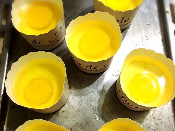 烤箱180度預熱10分鐘。
雞蛋糕麵糊放入紙杯約三分之一，
加入整顆雞蛋。
送入烤箱40分鐘即可。