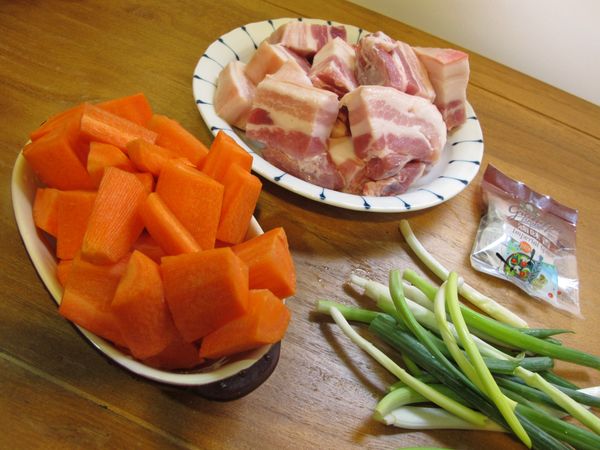 三層肉切成適合大小; 紅蘿蔔去皮切塊; 青蔥切段