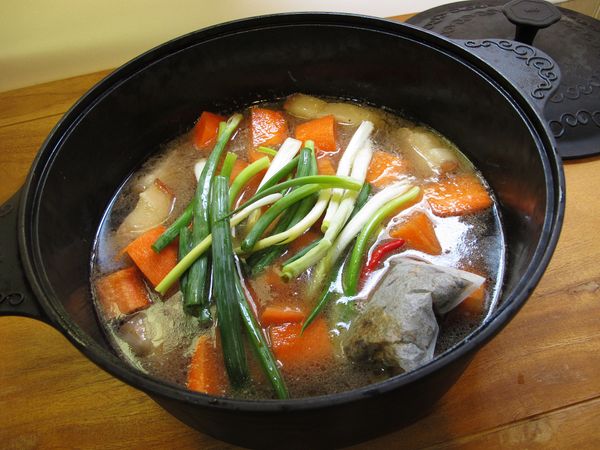 加入[滷汁]轉大火煮滾