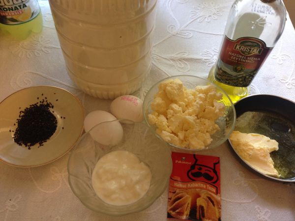 首先將材料都拿出來如圖。優格是原味優格，沒有的話可用牛奶1T代替。奶油2T融化再加入沙拉油，一共一杯即可。奶酪我是用土耳其的白奶酪，用一般的漢堡奶酪或是披薩奶酪都可以。根據奶酪的鹹度決定鹽的多少，自行調整。