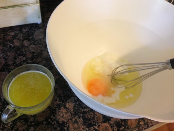 將一個雞蛋黃分開放，這個準備最後刷在表面上用的，其他一個半的雞蛋，打在一個大盆子裡，倒入優格，鹽，糖拌勻如圖，再加入約一杯的奶油沙拉油一起拌勻以後，放入麵粉和泡打粉，大概需要2-2.5杯的麵粉，因為雞蛋大小不同，所以麵粉也會不同，原則上只要加到可以成團，不會黏手的程度就夠了。