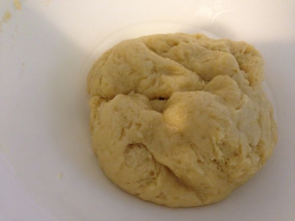 原則上不要加太多的麵粉，否則烤出來口感會過乾過硬。記得只要加到不黏手，還是一個濕油的麵糰就好。