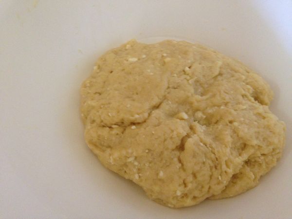 麵團揉好以後再加入壓碎的白乳酪，稍稍再揉揉就好。然後用手捏出小麵糰，大約可以捏出16個。