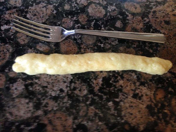 每個小麵糰都用雙手搓出一個長條如叉子的長度，然後捲成麻花狀。