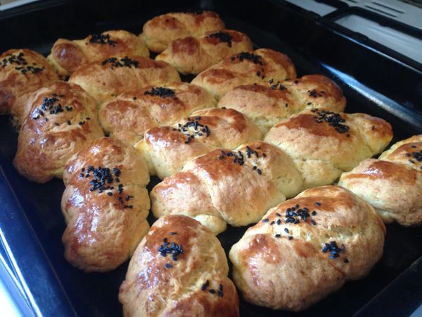 烤好的小麵包膨脹了一倍，因為不是像麵包用的是發粉，這個是用泡打粉，所以口感是介於鹹麵包和鹹餅乾之間，軟而不乾。小孩子還小的時候我常常做，或是出門野餐的時候我也常常做，旁邊只要配個茶就夠了，很簡單，可是很好吃喔。喜歡的人可以試試…