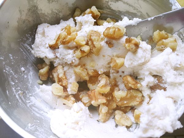 核桃拍碎拌入步驟三完成