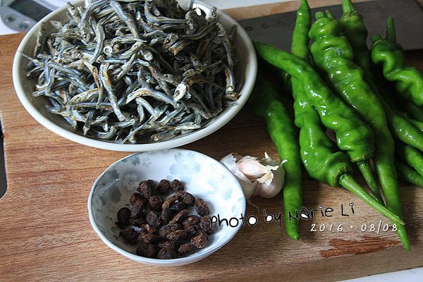 蒜瓣拍開來去皮後備用
小魚乾、豆鼓分別用水稍微沖一下瀝乾
糯米椒洗淨斜切成片狀