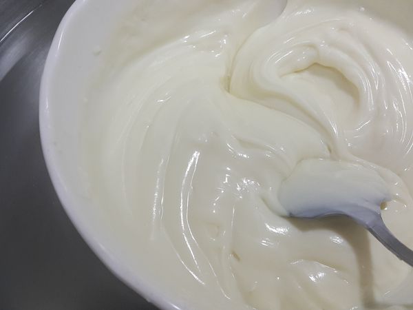 將奶油乳酪隔水加熱軟化再加入糖粉與蜂蜜拌勻