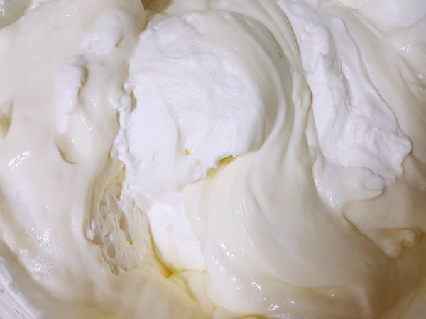 將鮮奶油濕性打發後拌入步驟2攪拌融合均勻