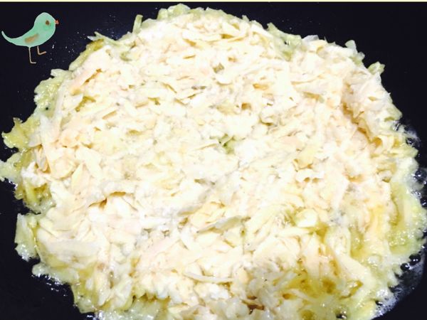 热锅放入少许油，將地瓜放入，用锅铲壓平